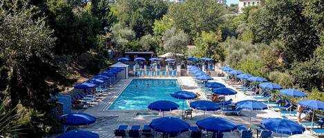 季節限定屋外プール、営業時間 9:00 ~ 18:30、プール パラソル、サンラウンジャー