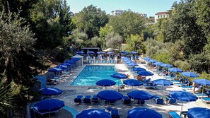 Außenpool (je nach Saison geöffnet), Sonnenschirme, Liegestühle