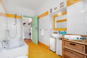 Apartamento conforto, vista para o jardim | Banheiro | Chinelos 