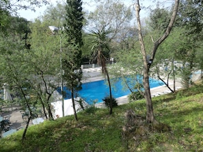 季節性室外泳池;09:00 至 18:30 開放;泳池傘、躺椅