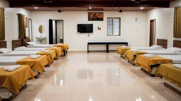 Grand Shared Dormitory | Iron/ironing board, free WiFi