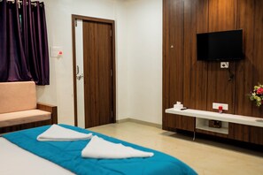 Habitación doble, vista a la ciudad | Tabla de planchar con plancha y wifi gratis 