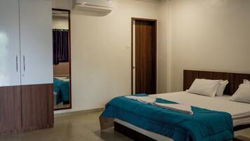 Habitación doble, vista a la ciudad | Tabla de planchar con plancha y wifi gratis