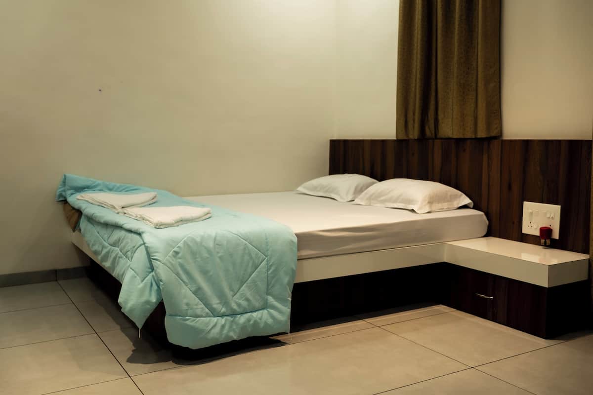 Habitación doble, vista a la ciudad | Tabla de planchar con plancha y wifi gratis