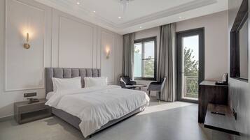 أسرّة سليكت كومفورت وخزنة داخل الغرفة ومكتب ومساحة عمل للكمبيوتر المحمول