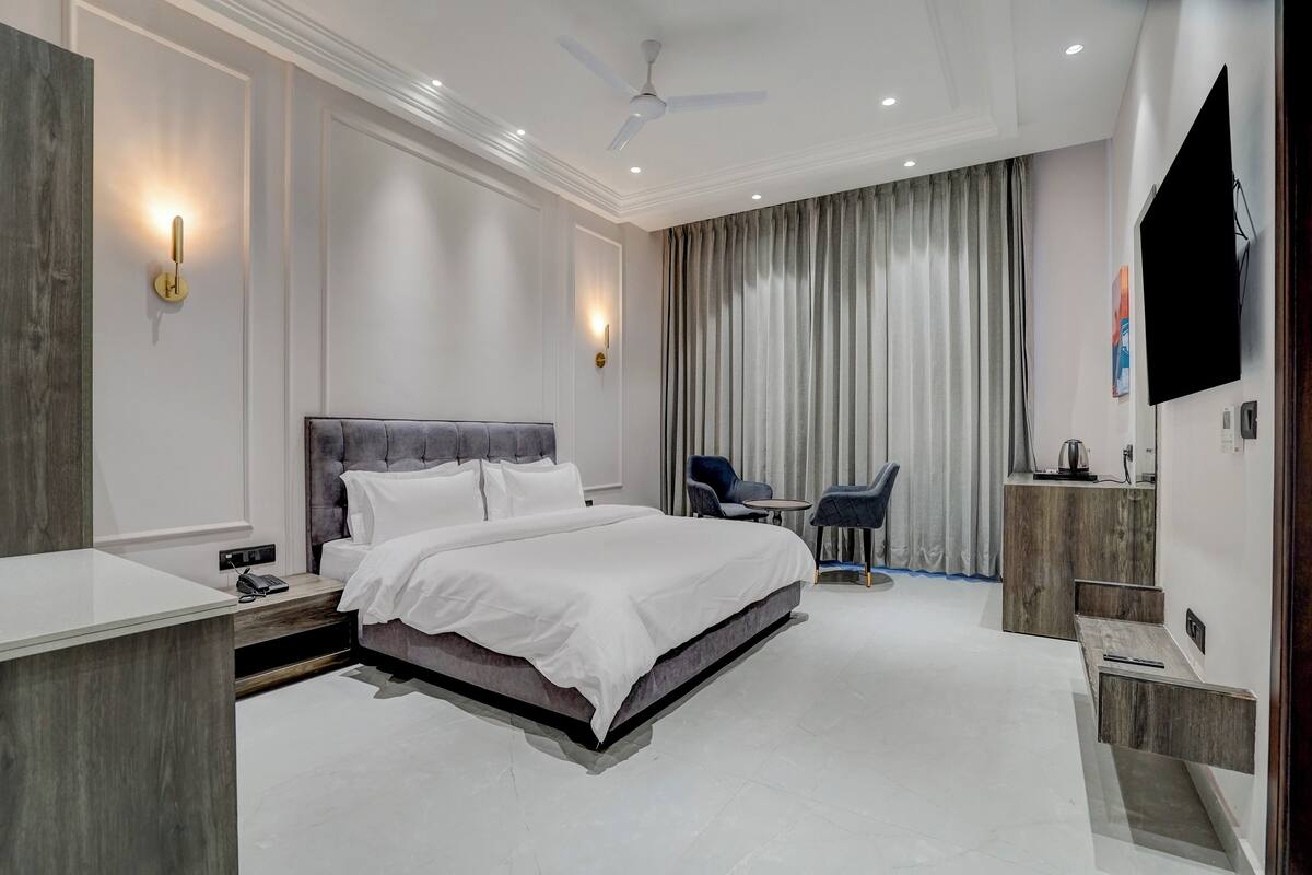 Luxury-Zimmer, Balkon, Stadtblick | Select-Comfort-Betten, Zimmersafe, Schreibtisch