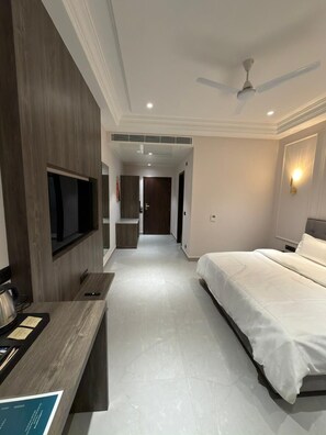 Habitación de lujo, balcón, vista a la ciudad | Caja de seguridad en la habitación, cortinas blackout y wifi gratis 