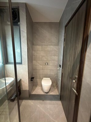 Habitación de lujo, balcón, vista a la ciudad | Baño | Regadera, secadora de cabello, pantuflas, toallas 