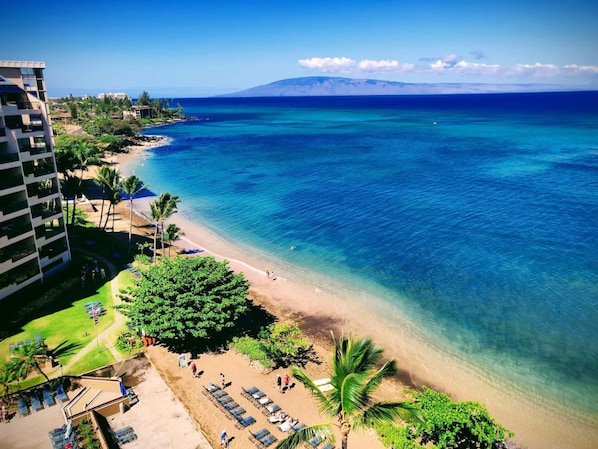 En la playa, arena blanca