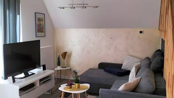 Een televisie, videogames, een dvd-speler en een tafeltennistafel