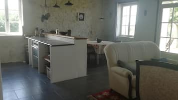 Fernseher, Kamin, Tischtennisplatte