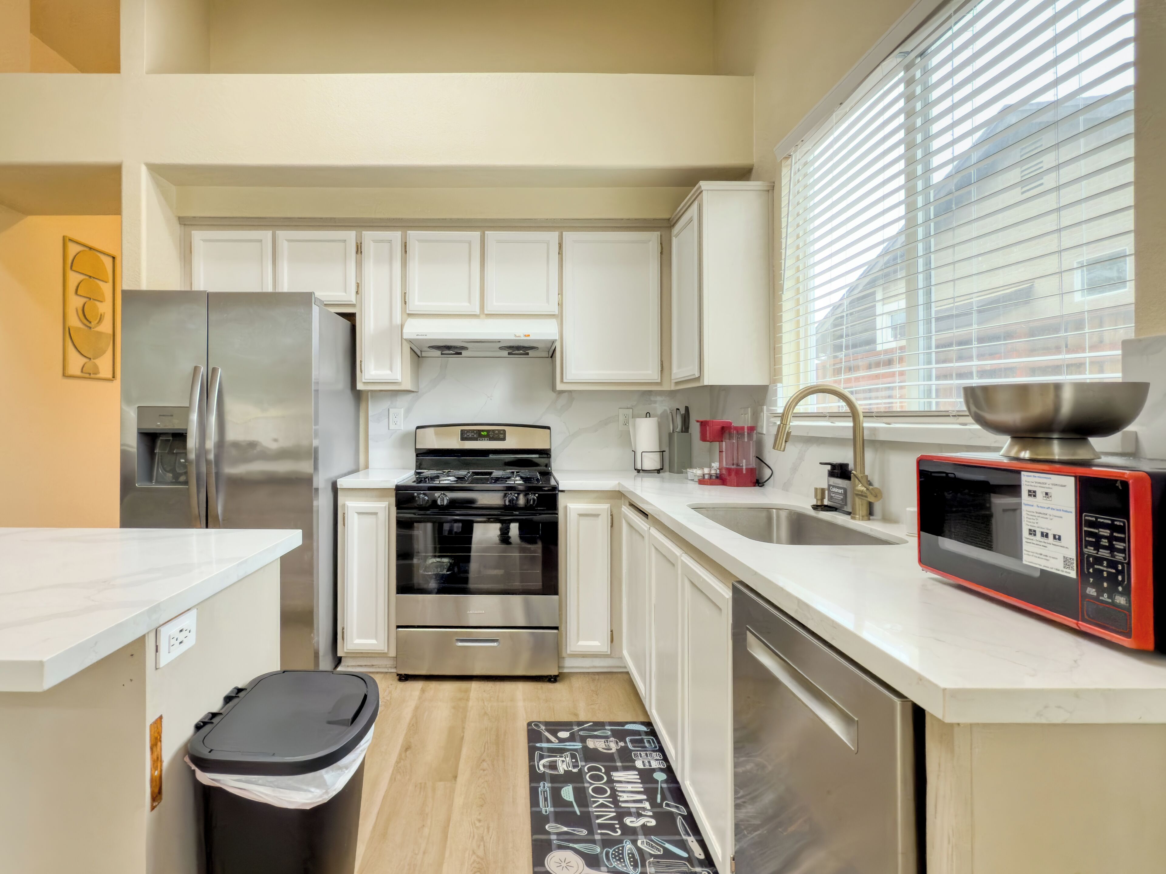 Micro-ondes, four, plaque de cuisson, lave-vaisselle