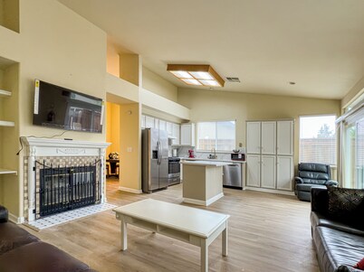 Spacious 4-bedroom 2-bathroom house in lovely Oakley with AC