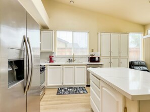 Microondas, horno, parrilla de estufa y lavavajillas 