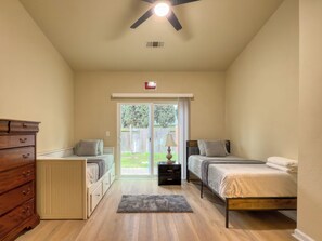 Tabla de planchar con plancha, wifi y ropa de cama 