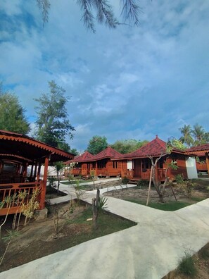 Desk, laptop workspace, free WiFi - Westwood Bungalow (Gili Trawangan)