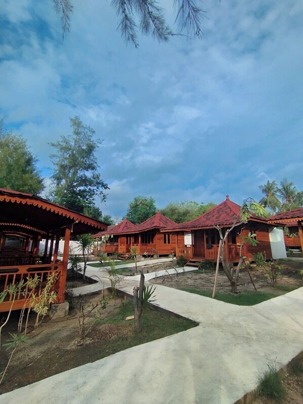 Escritorio, espacio para trabajar con laptop y wifi gratis 