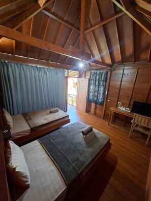 Desk, laptop workspace, free WiFi - Westwood Bungalow (Gili Trawangan)