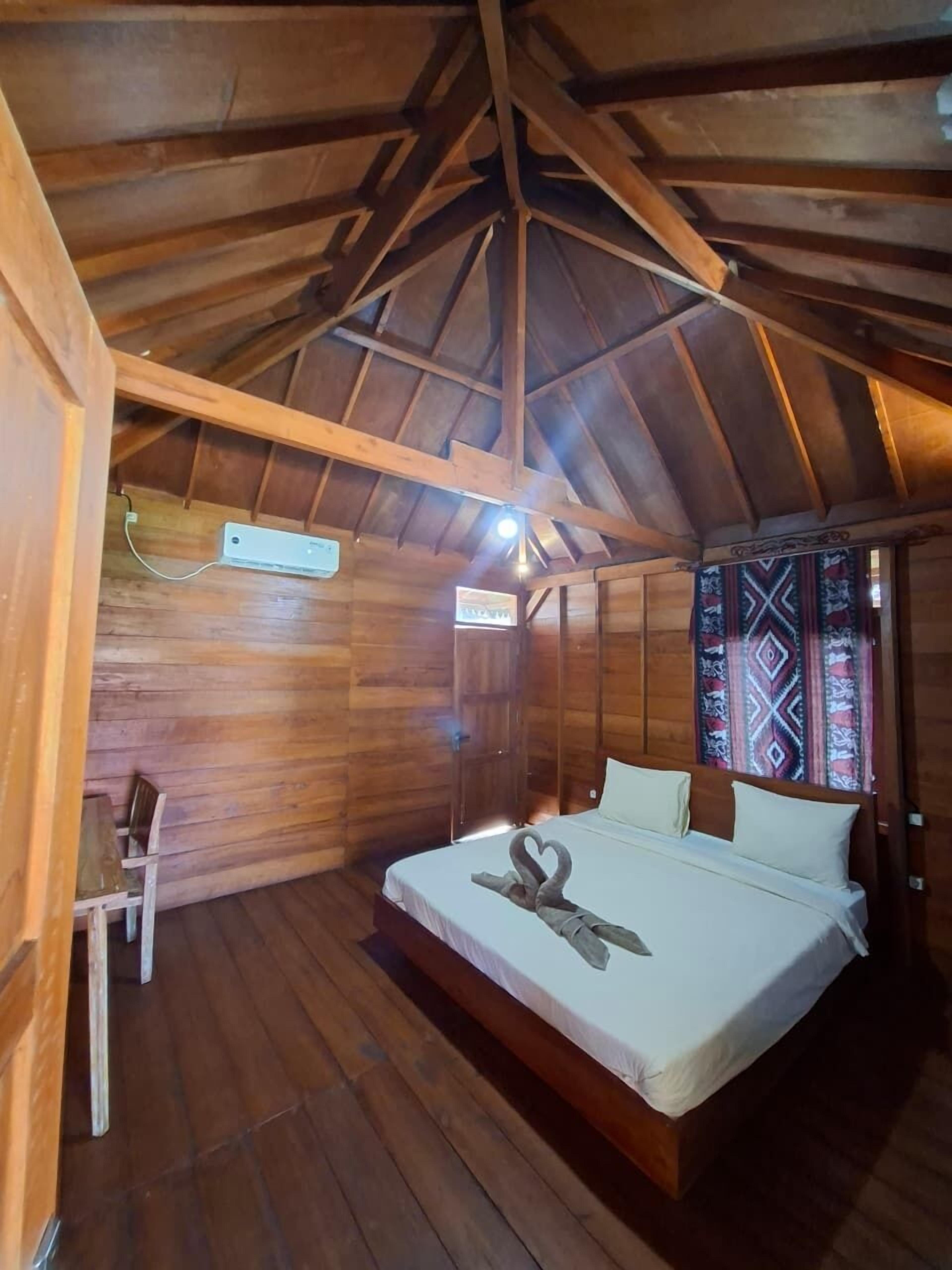 Escritorio, espacio para trabajar con laptop y wifi gratis 