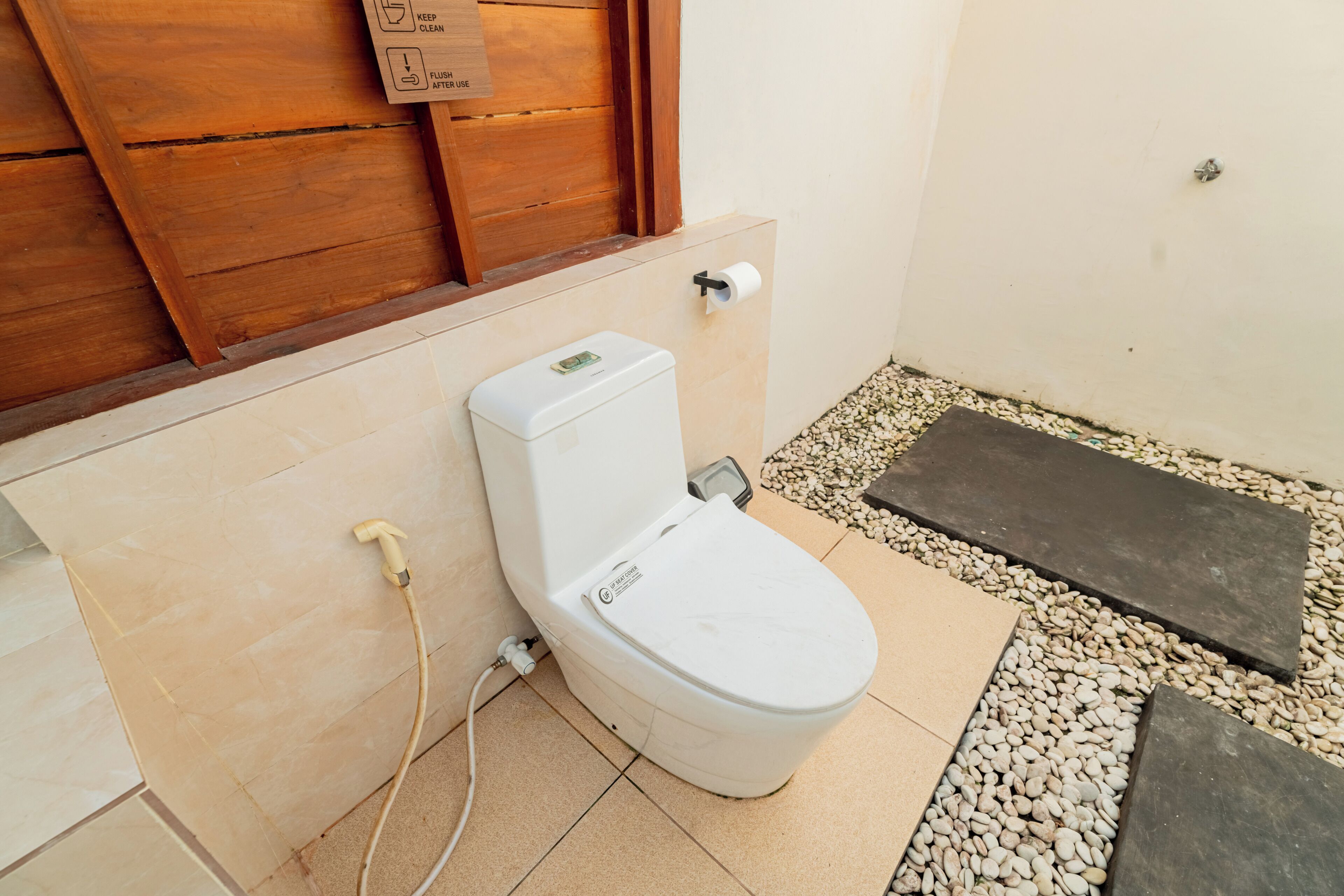 Casa de banho pequena e compacta, com sanita, lavatório e zona de duche.