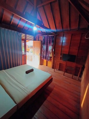 Escritorio, espacio para trabajar con laptop y wifi gratis 