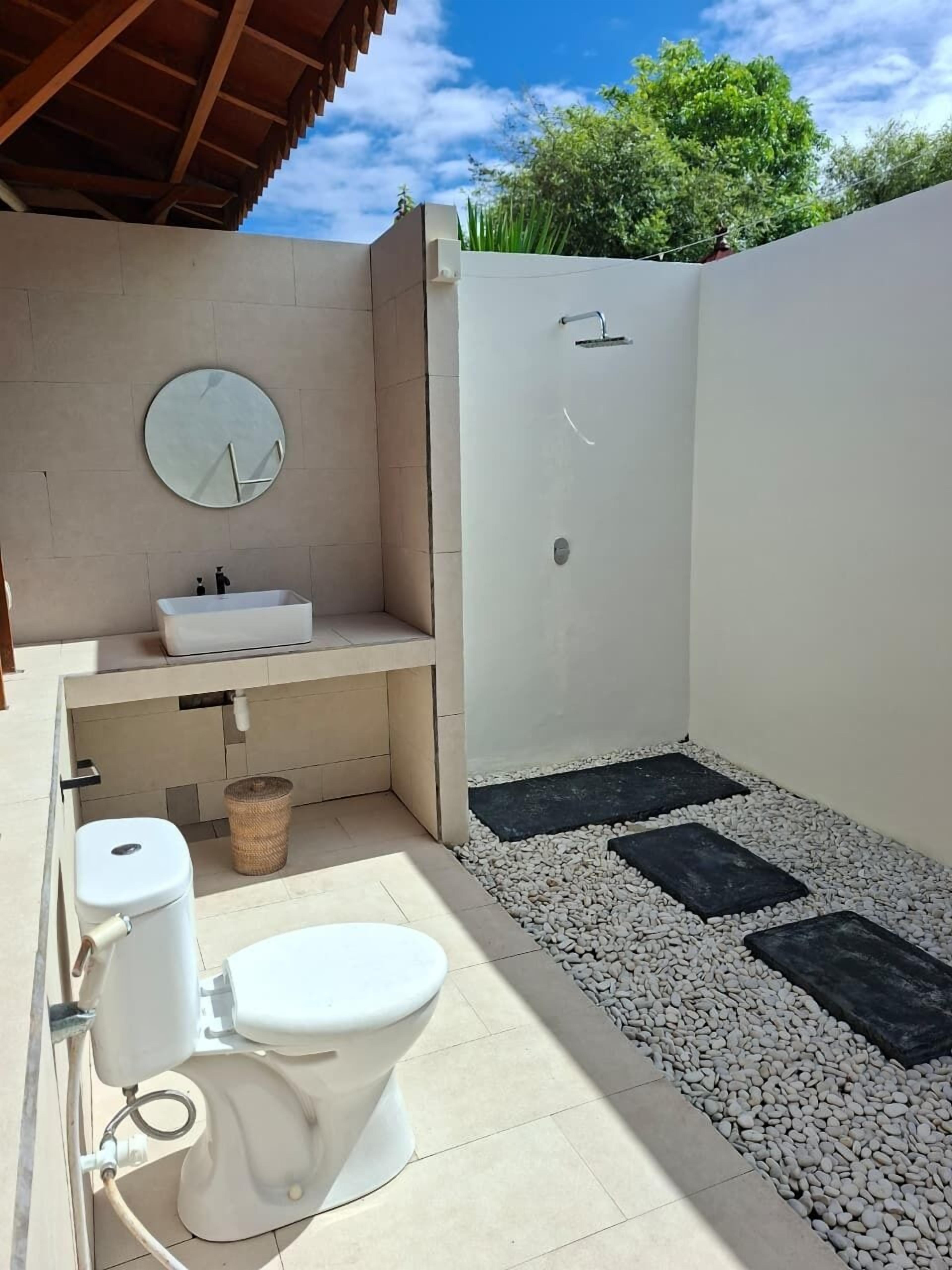 Perlengkapan mandi gratis, handuk, sabun, dan sampo