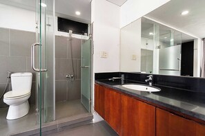 Deluxe Suite | Bathroom | Shower, towels, soap - Collection O Duc Dat Hotel - Go Vap  (Ho Chi Minh City)