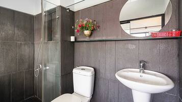 Deluxe Double Room | Bilik Mandi | Pancuran mandi, tuala disediakan, sabun