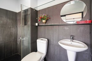 Deluxe Double Room | Bathroom - Collection O Duc Dat Hotel - Go Vap (Ho Chi Minh City)