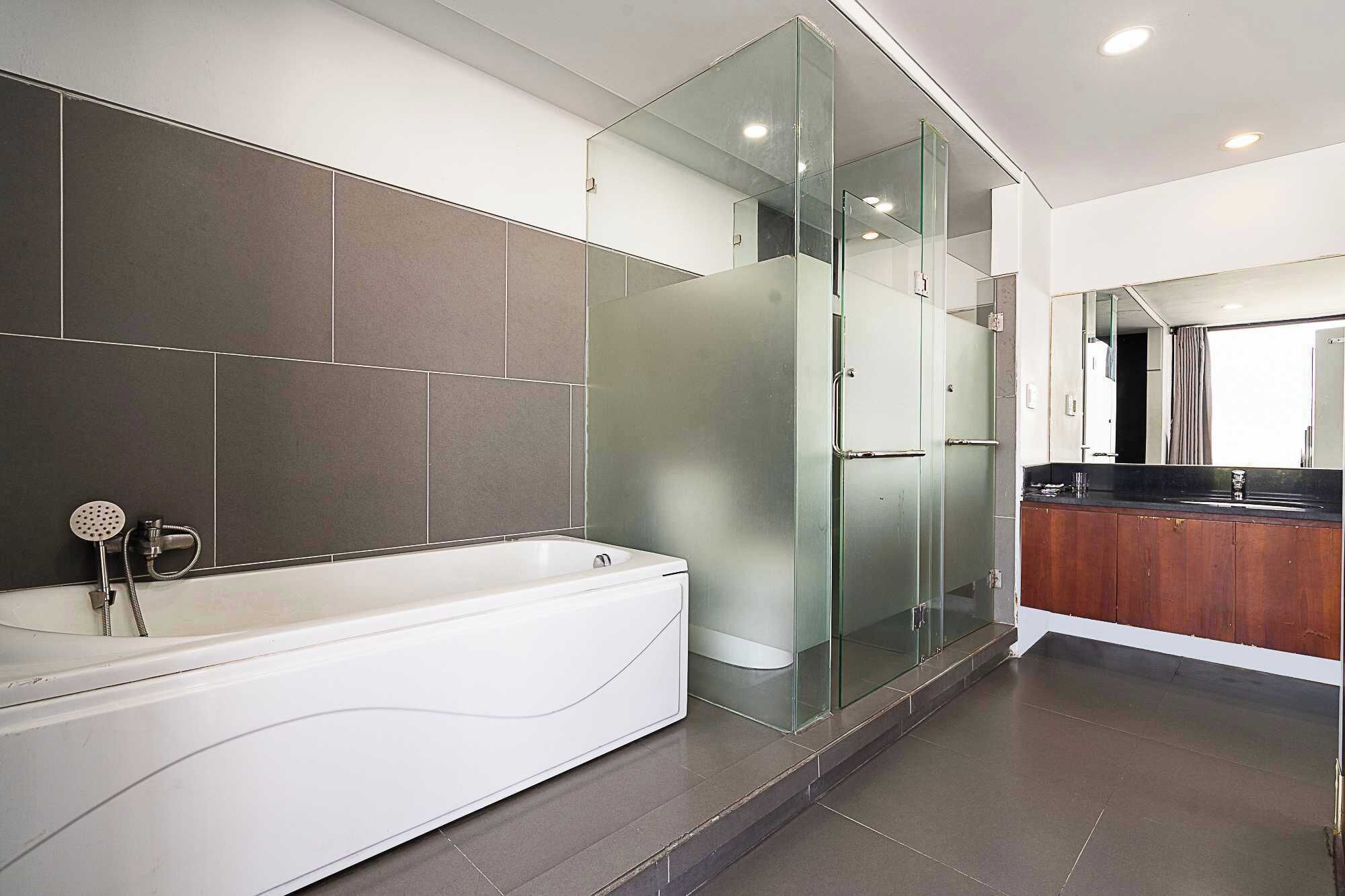 Superior Double Room | Bathroom | Shower, towels, soap