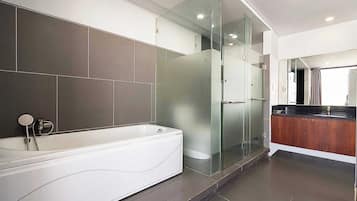 Habitación doble superior | Baño | Regadera, toallas, jabón