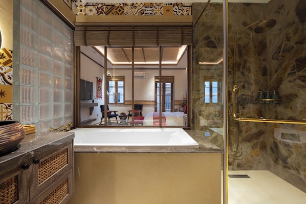 Bañera y ducha independientes