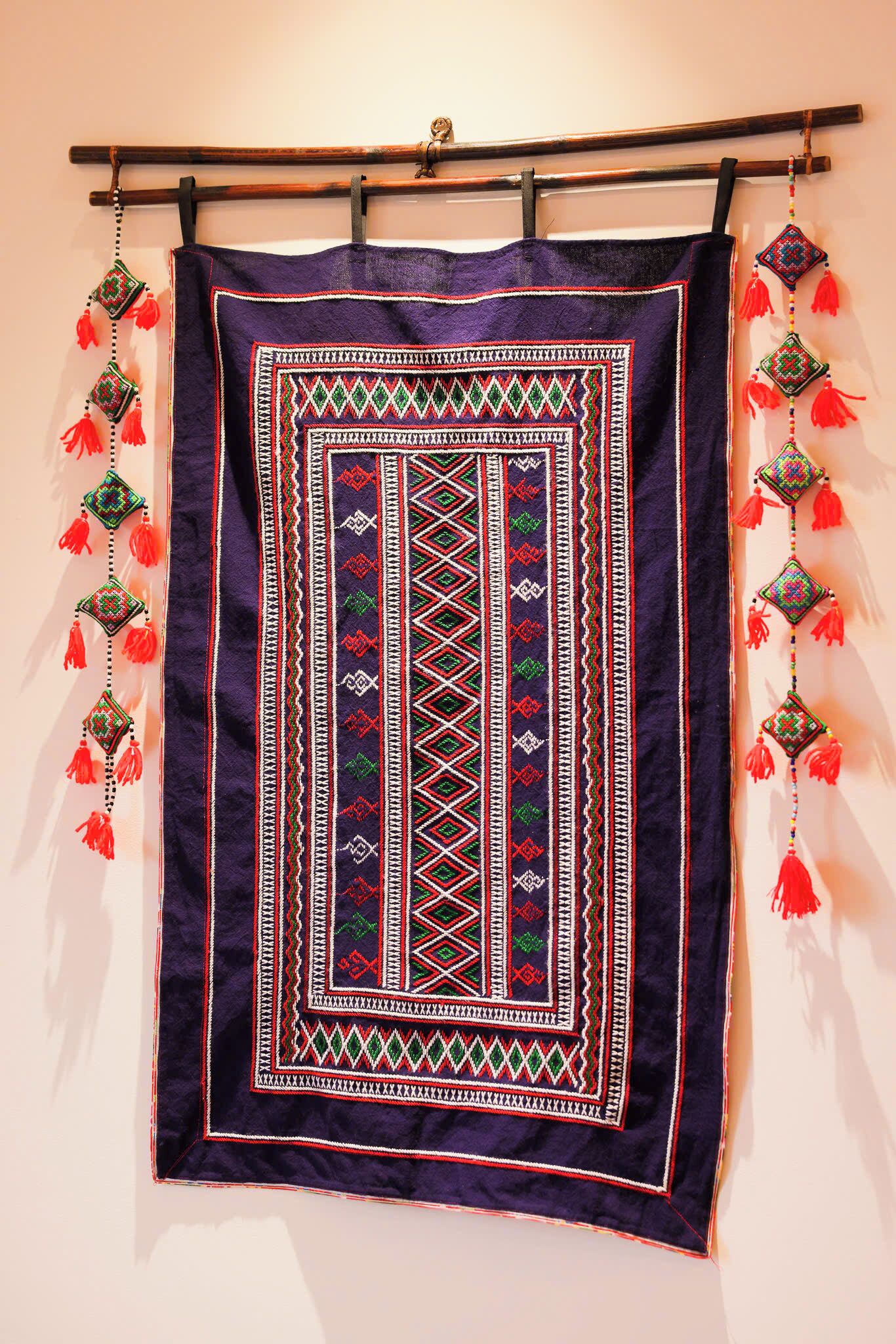 Un textil colgante con diseños intrincados y flecos.