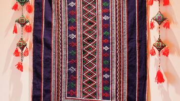 Un textil colgante con diseños intrincados y flecos.