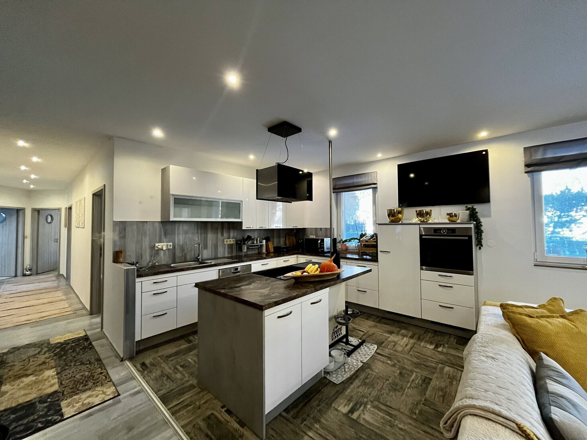 Jääkaappi, mikroaaltouuni, uuni, astianpesukone