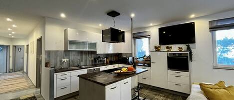 Jääkaappi, mikroaaltouuni, uuni, astianpesukone