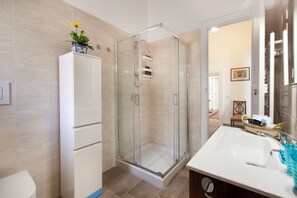 Departamento Deluxe, balcón | Baño | Pantuflas 