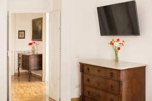 تجهيزات عازلة للصوت ومكواة/لوح كي وواي فاي مجانًا