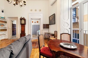 Departamento Deluxe, balcón | Área de sala de estar