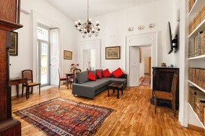 Departamento Deluxe, balcón | Área de sala de estar