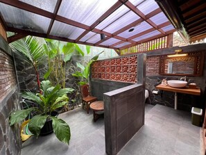 Habitación doble | Baño | Toallas, jabón, shampoo, papel de baño 