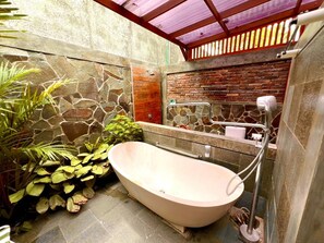 Habitació doble de luxe | Bany | Sabatilles, tovalloles, sabó i xampú 