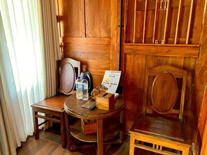 Habitación doble de lujo | Escritorio, espacio para trabajar con laptop y wifi gratis 