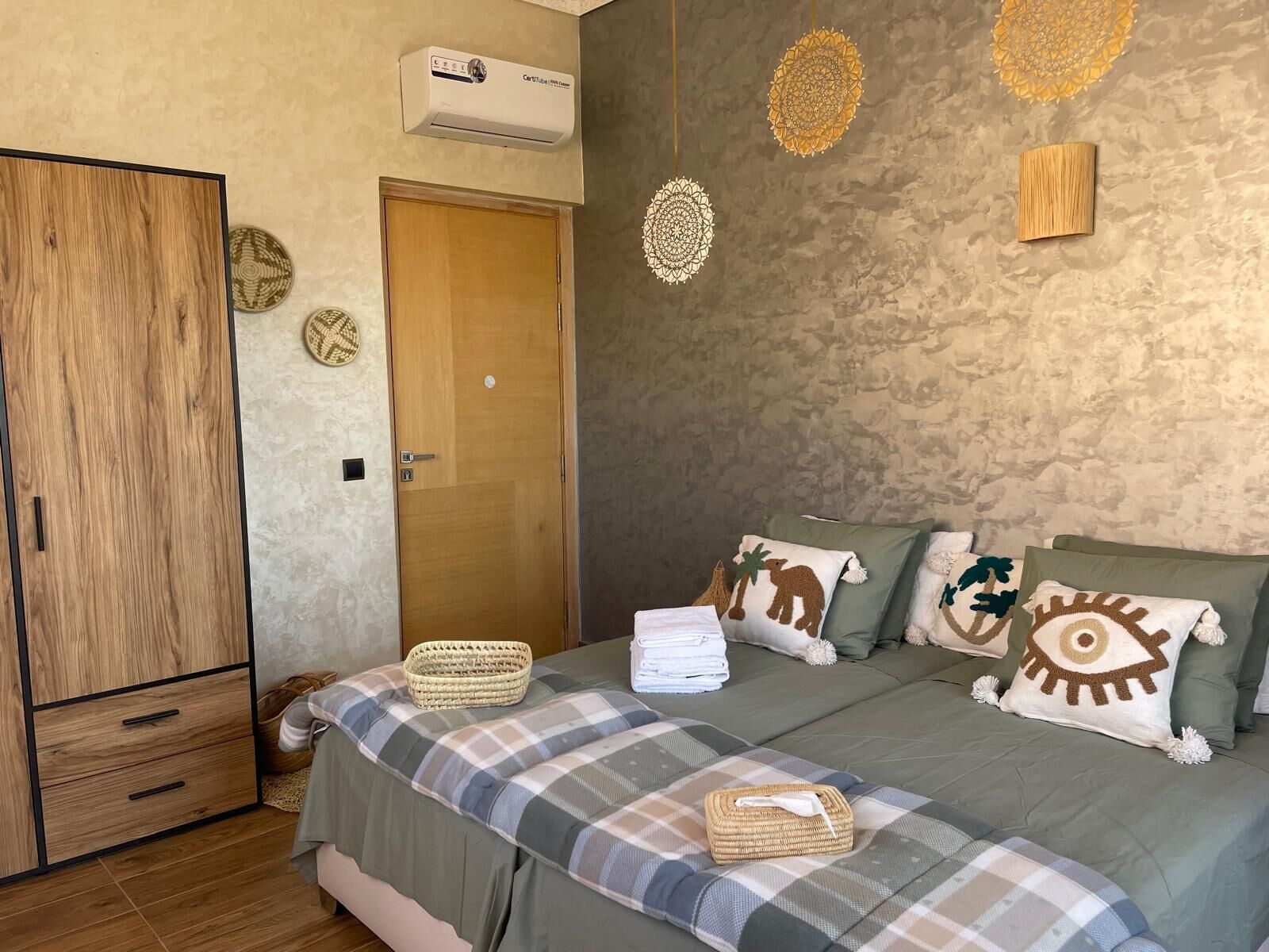 3 多间卧室、免费 WiFi、床单