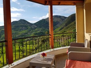 Suíte, sacada, vista para a montanha | Vista do quarto