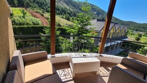 Apartamento, sacada, vista para o jardim | Terraço/pátio