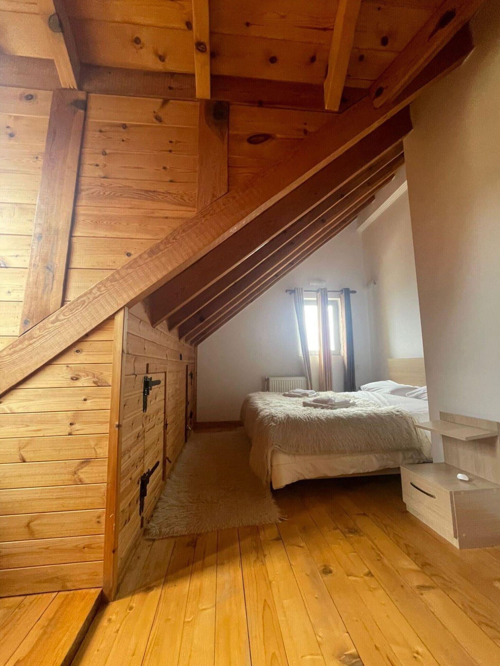 Suite, balcón, vistas a la montaña | Caja fuerte, escritorio, sistema de insonorización