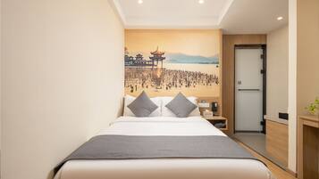 Economy Double Room Single Use | Meja, ruang kerja komputer riba, langsir/tirai gelap terus