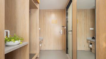 Comfort Double Room | Meja, ruang kerja komputer riba, langsir/tirai gelap terus