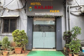 Front of property - Hotel Kailash Park (Mumbai)